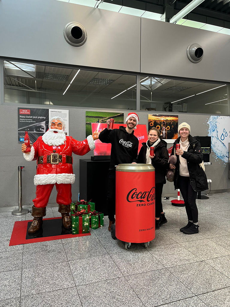 Każdy Może Być Mikołajem: Świąteczna Kampania Coca-Cola z Figurami Mikołaj 13 PHOTO 2024 12 18 10 20 57