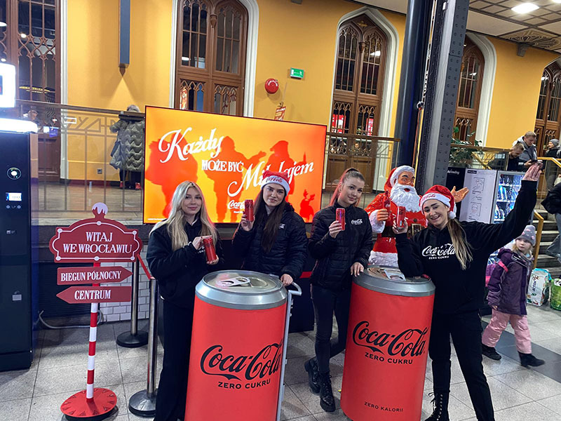 Każdy Może Być Mikołajem: Świąteczna Kampania Coca-Cola z Figurami Mikołaj 16 PHOTO 2024 12 21 13 41 24