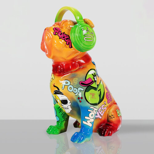 Kolorowa ceramiczna figurka psa w słuchawkach na szarym tle, ozdobiona graffiti i napisami w stylu pop art, w tym