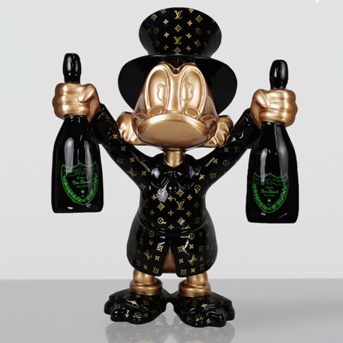 Figurka postaci w stylu Myszek Miki, wykonana w kolorach czarnym i złotym z wzorem Louis Vuitton, trzymająca w obu rękach dwie butelki szampana Dom Pérignon.