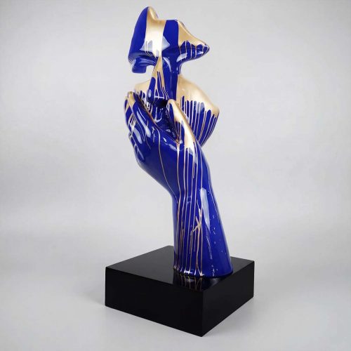 figura dłoni trzymającej lisia głowa z włókna szklanego, błękitno-złota, styl artystyczny, dekoracja/event