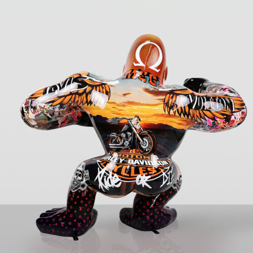 figura w kształcie krępej postaci w pochylonej pozie, pokryta kolorowymi grafikami z motywem Harley-Davidson, zachodu słońca, skrzydeł i tekstem