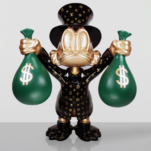 Figurka Sknerusa McKwacza w czarnym płaszczu i kapeluszu ozdobionych wzorem Louis Vuitton, trzymająca w obu rękach zielone worki z symbolem dolara, z oczami w kształcie znaków dolara, stojąca na błyszczącej powierzchni na jasnym tle.