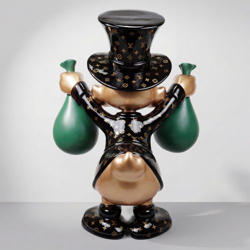 figura postaci w cylindrze trzymającej dwa zielone sakwy, lakierowany laminat z czarnym wzorem marki, styl pop art, złote akcenty