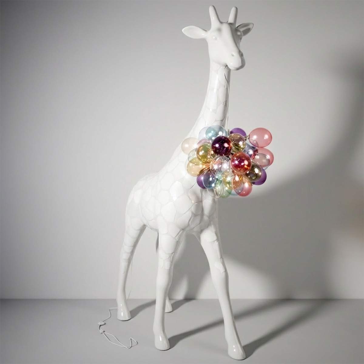 Lampa Dekoracyjna Żyrafa 230 cm Biała Z Łatami