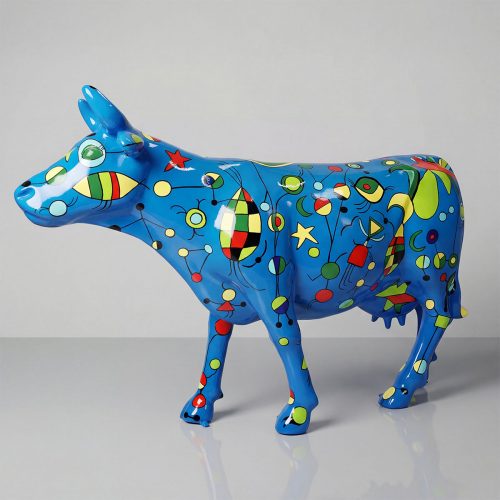 figura krowa z włókna szklanego w jaskrawym niebieskim, geometryczne kolorowe wzory, dekoracja reklamowa/event