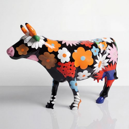 figura krowy z włókna szklanego w kolorowy kwiatowy wzór, styl pop art, dekoracja reklamowa i eventowa
