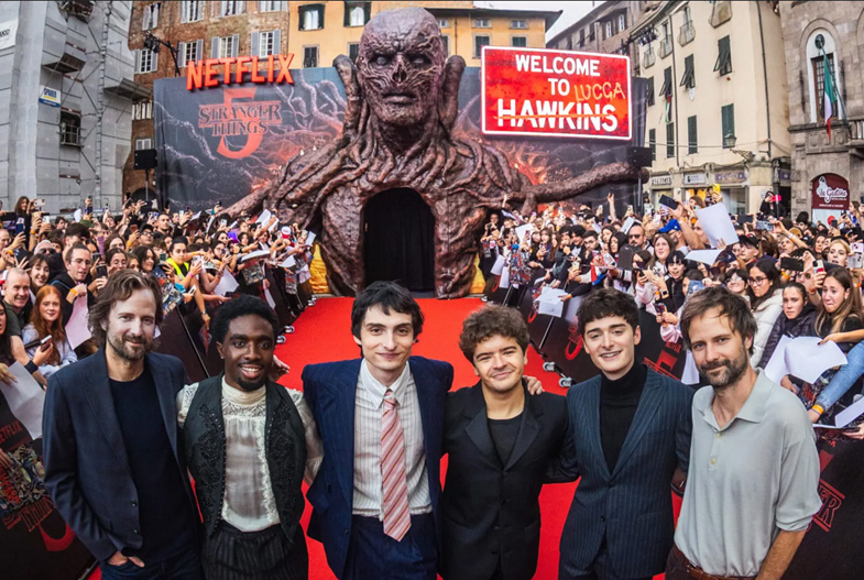 Wielka figura z laminatu przedstawiająca Demogorgona z Stranger Things jako efektowna figura reklamowa na czerwonym dywanie.