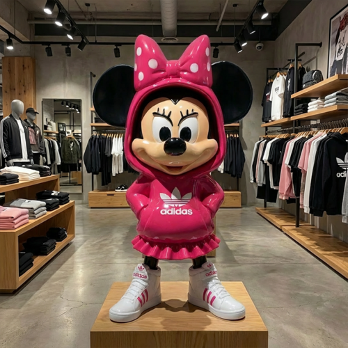 figura Myszka Minnie z włókna szklanego w różowym, sportowym stylu z logo Adidas, dekoracja sklepowa/eventowa