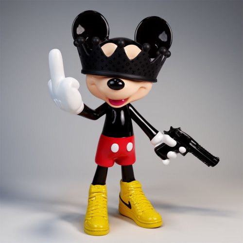 figura myszy w stylu pop art z włókna szklanego, czarna korona, czerwone spodenki, żółte sneakersy, trzyma pistolet