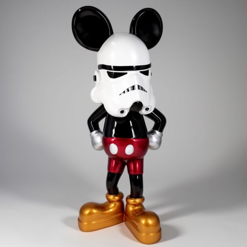figura Myszka Mickey w hełmie szturmowca rzeźba z laminatu w stylu pop art, czarno-biała z czerwonymi spodenkami i złotymi butami