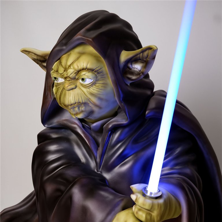 rzeźba Yoda z włókna szklanego realistyczna zielona postać w brązowej szacie z niebieskim mieczem świetlnym