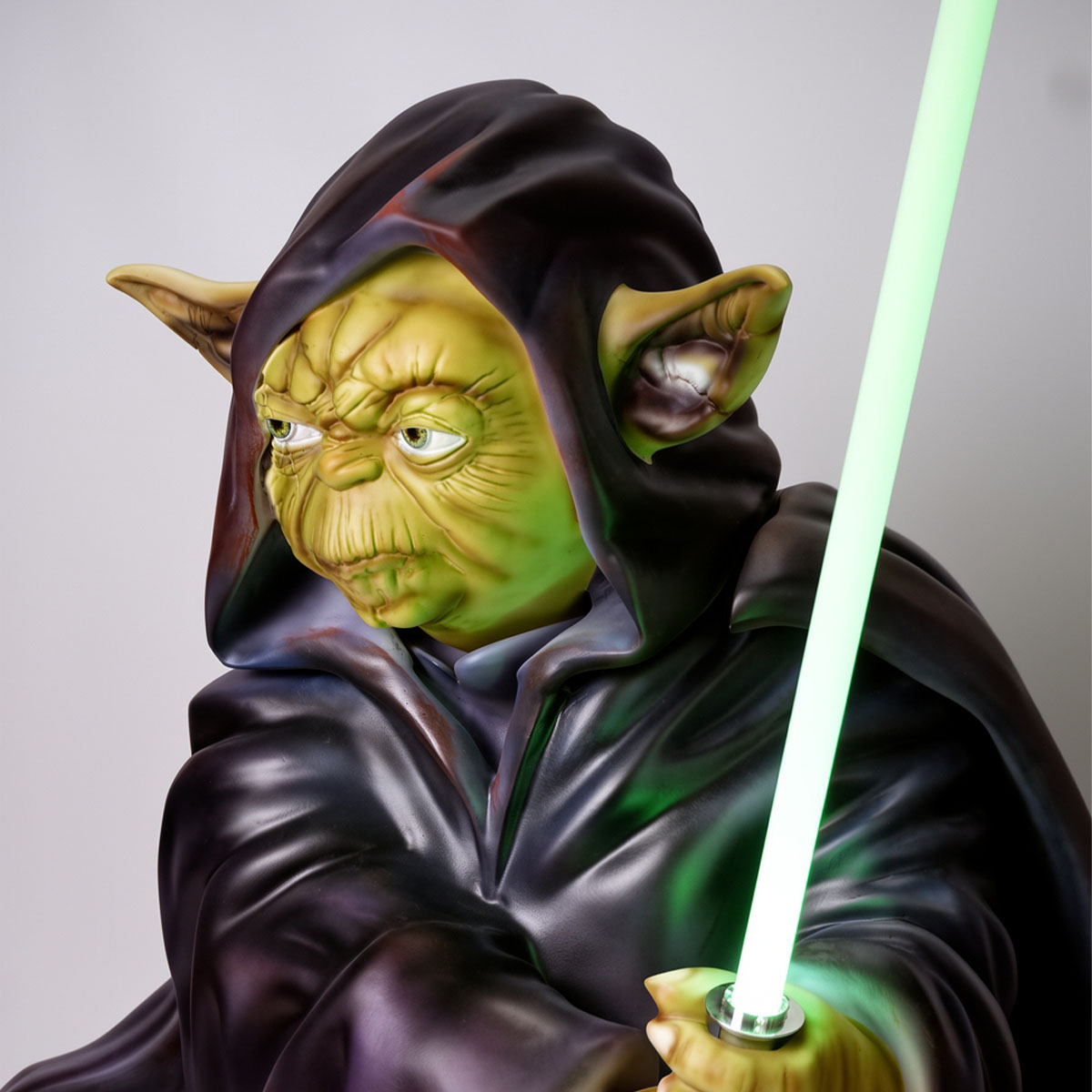 figura Yody z włókna szklanego realistyczna zielona rzeźba Jedi w czarnej pelerynie do dekoracji i reklamy