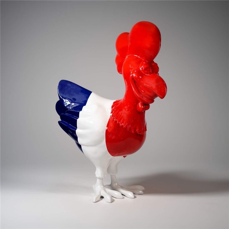 figura koguta z włókna szklanego w kolorach flagi francuskiej, gładka błyszcząca rzeźba reklamowa, styl pop art