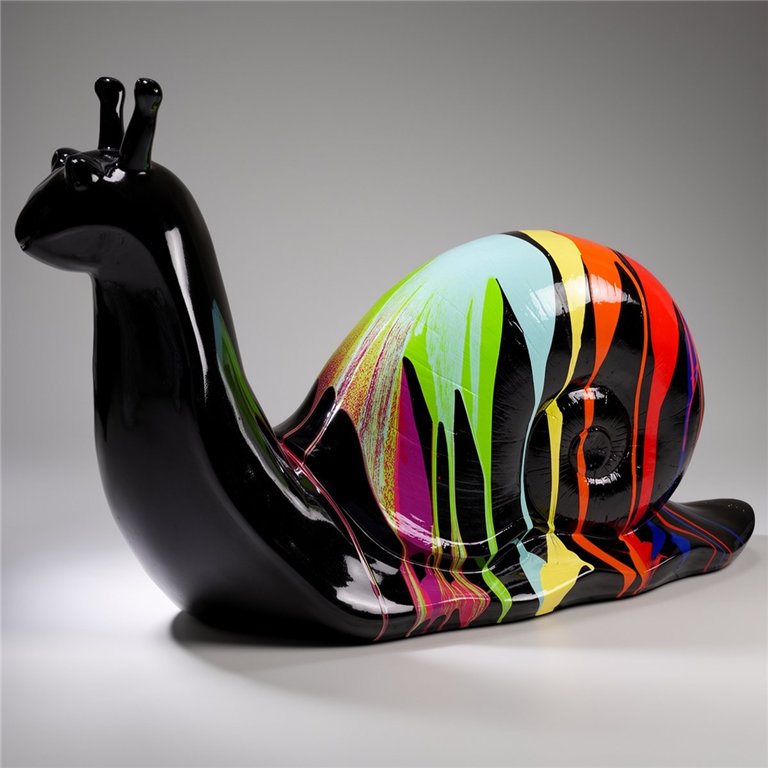 figura ślimak z włókna szklanego w stylu pop art, czarne lśniące ciało i kolorowa, malarska muszla w neonowe pasy