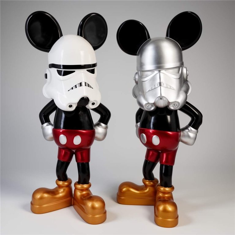figura Mickey-Stormtrooper z włókna szklanego, realistyczny styl, czarno-czerwono-złoty, dekoracja sklepu lub eventu