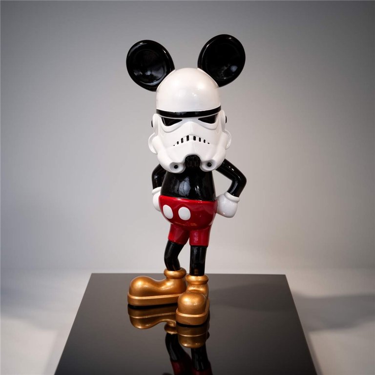 figura postać łącząca Stormtrooper i Myszka Miki, laminat/włókno szklane, błyszcząca czarno-biała z czerwonymi spodenkami i złotymi butami