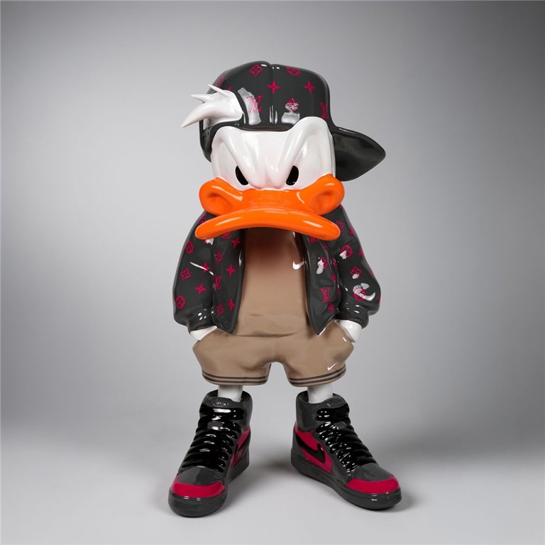 figura kaczki Donald w stylu streetwear, włókno szklane, czarna kurtka z monogramem, pomarańczowy dziób, sneakersy