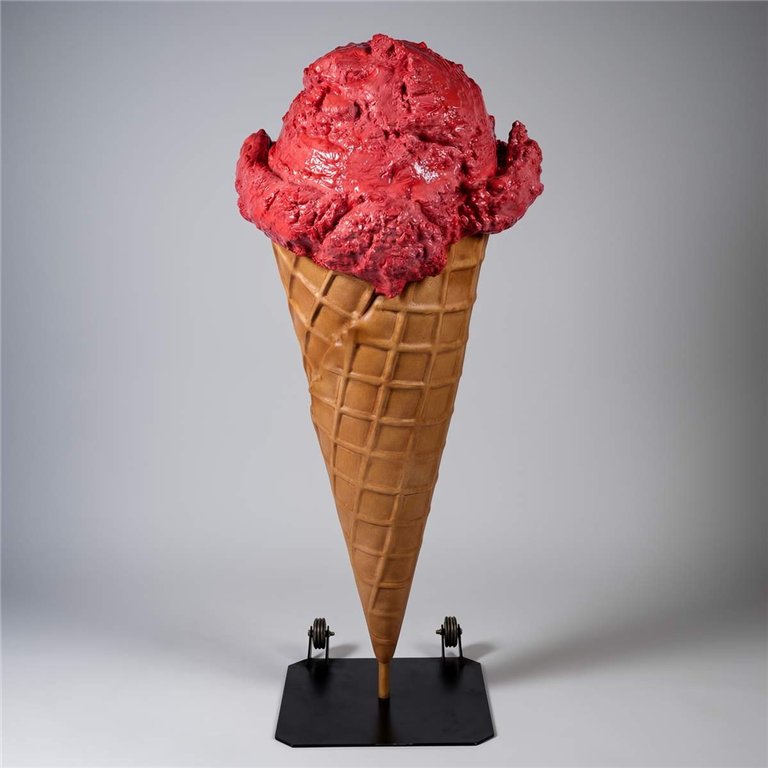figura rożka lodowego z włókna szklanego w realistycznym stylu, czerwone lody na waflowym rożku, dekoracja reklamowa