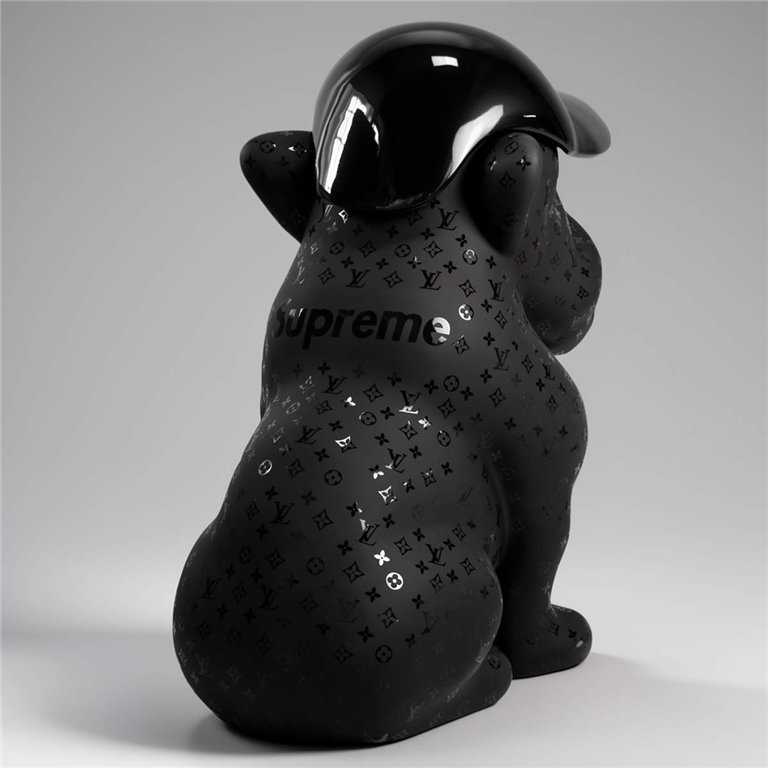 figura psa z laminatu w czarnym połysku z motywem monogramu i napisem Supreme, styl designerski, dekoracja reklamowa
