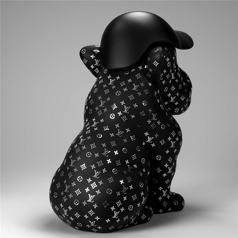 figura psa w stylu luksusowym z laminatu, czarna z monogramem LV, minimalistyczna dekoracja reklamowa do galerii