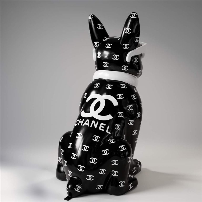 figura psa z laminatu ozdobiona białym logo Chanel na czarnym, błyszczącym, geometryczno-modowym wzorze, do reklamy lub wnętrz