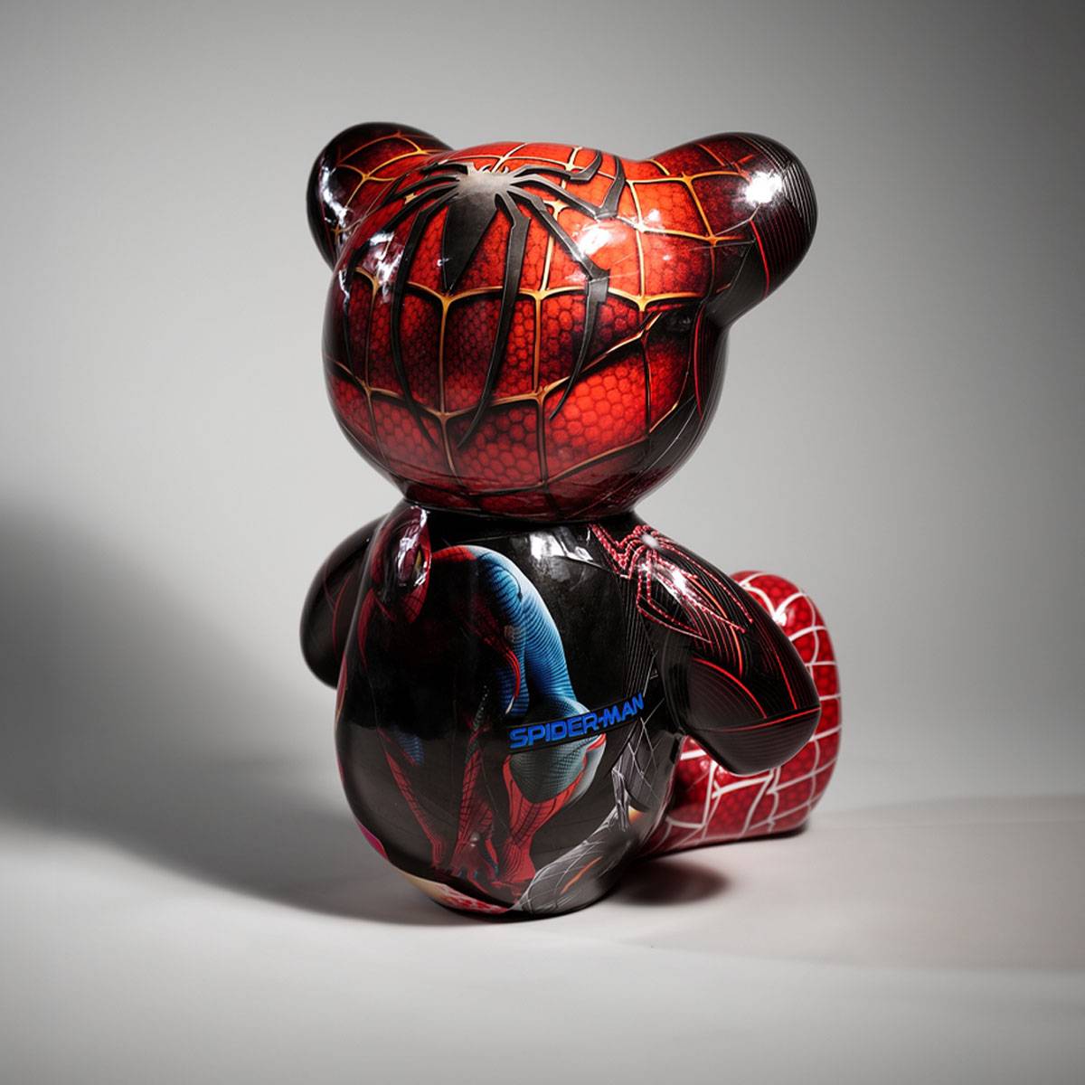Artystyczna Figura Misia Siedzącego Spider-Man - przód