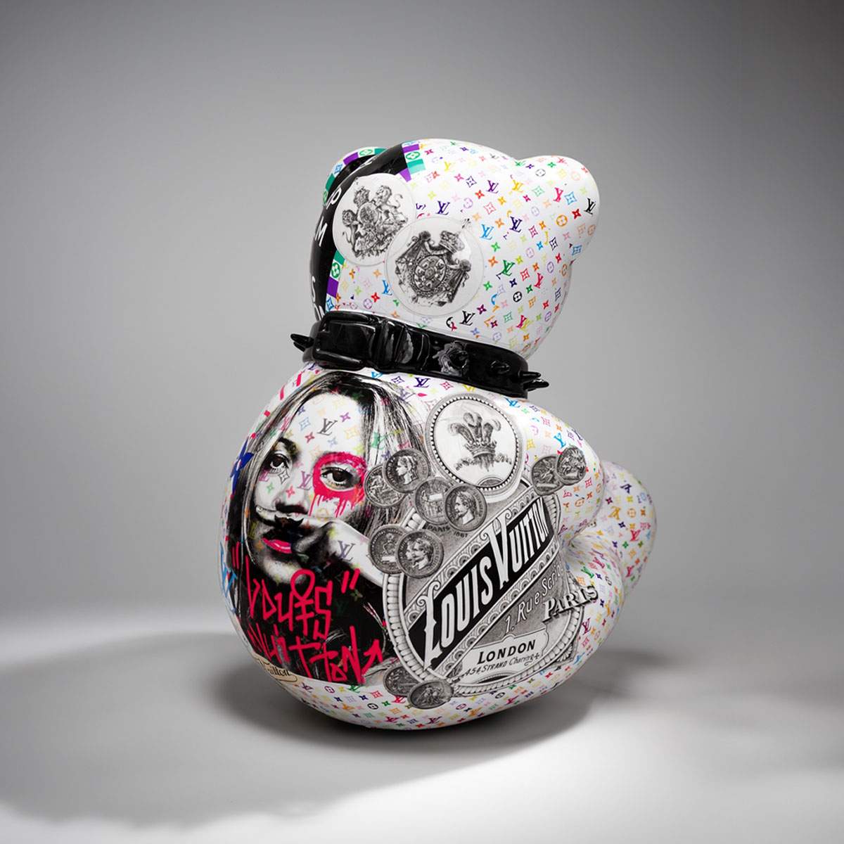 Artystyczna Figura Misia Siedzącego Louis Vuitton Graffiti - przód